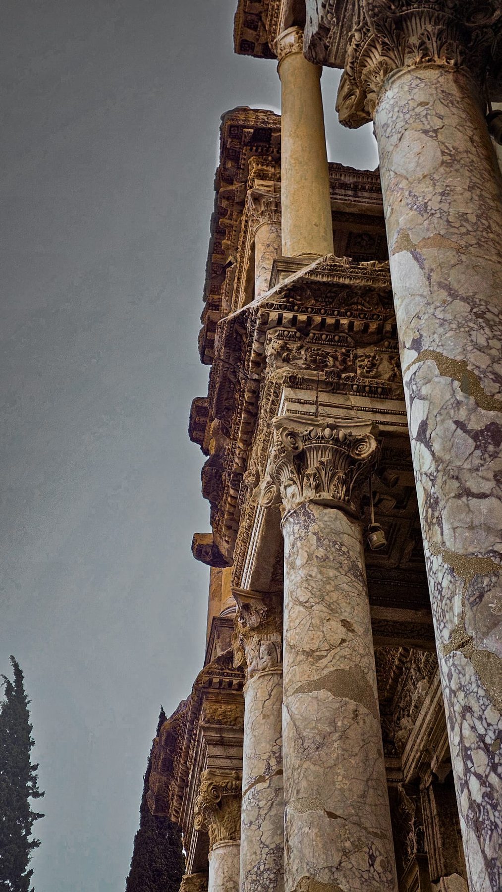 Sütunlu bir taş yapının dikey fotoğrafı. Kendi çekimim.